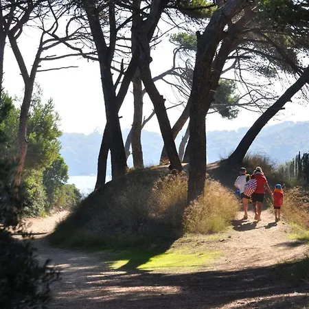 Hyedhi Pour 4 Personnes Avec Vue Sur Le Port D'hyeres Ιέρ